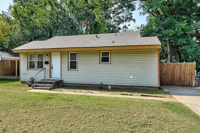 view of front of house featuring a front lawn