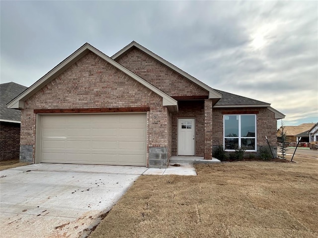 view of front facade featuring a garage and a front lawn