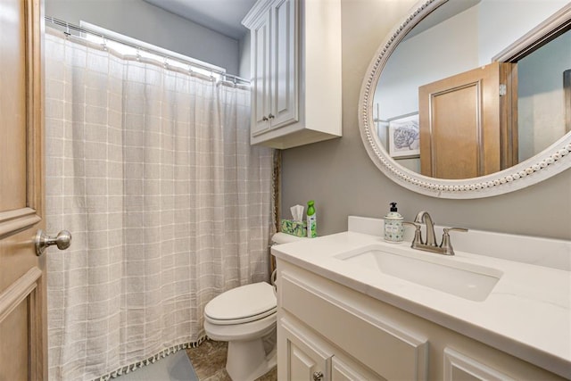 full bath with vanity, toilet, and curtained shower