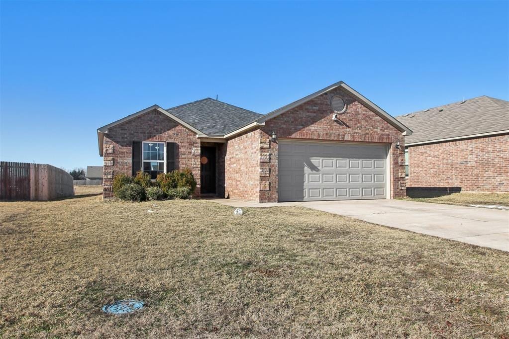 view of front of house featuring a front yard and a garage