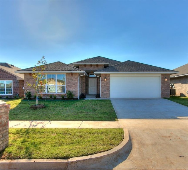 view of front facade featuring a front yard and a garage