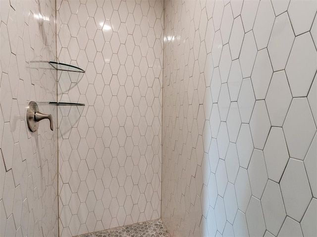 bathroom featuring tiled shower