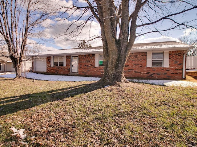 single story home featuring a front lawn