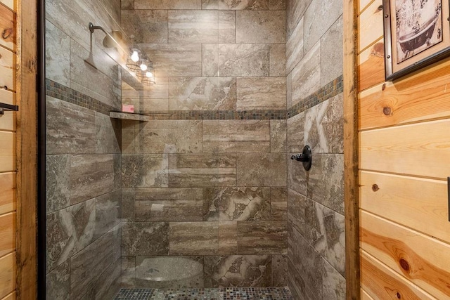 bathroom featuring a tile shower