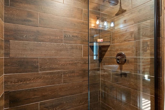 room details featuring tiled shower