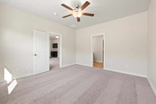 carpeted empty room featuring ceiling fan