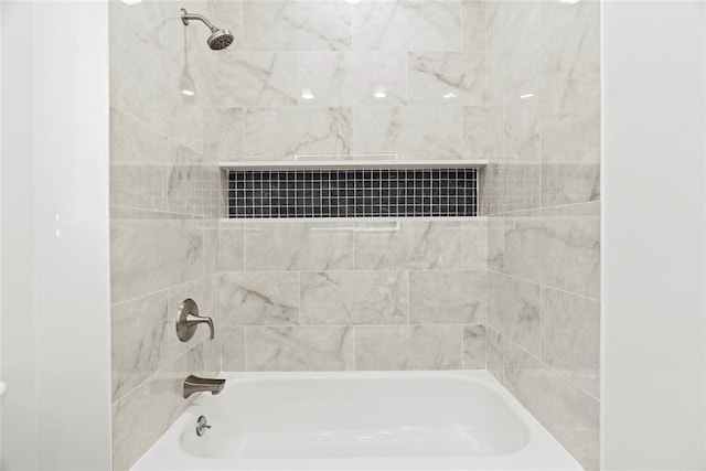 bathroom with tiled shower / bath