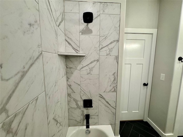 bathroom featuring tiled shower / bath combo