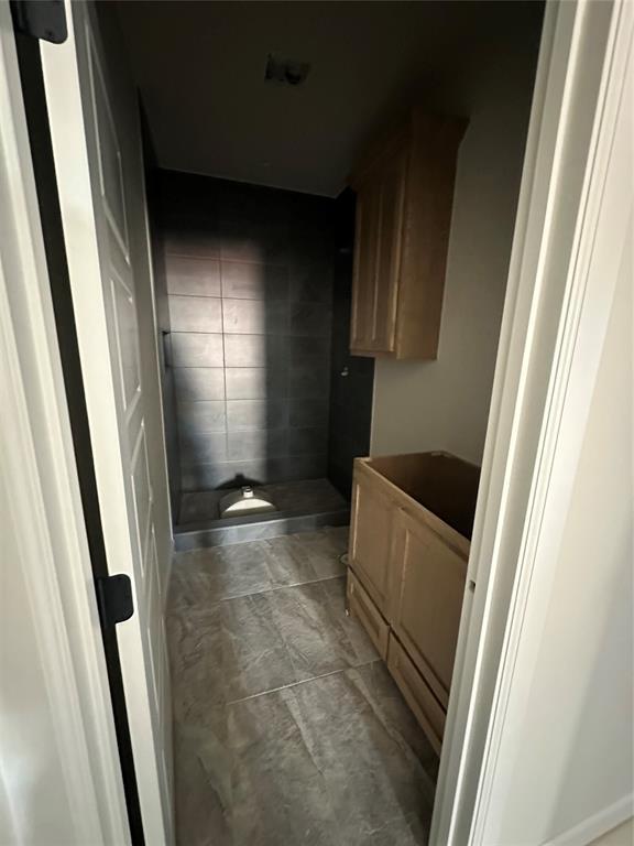 bathroom featuring a tile shower