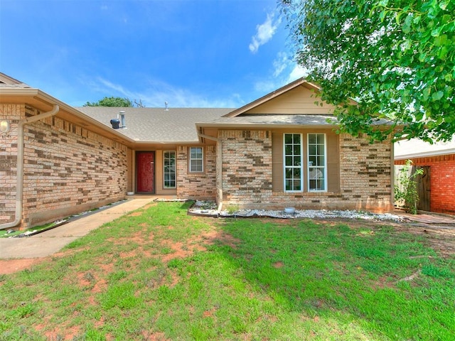 single story home with a front lawn