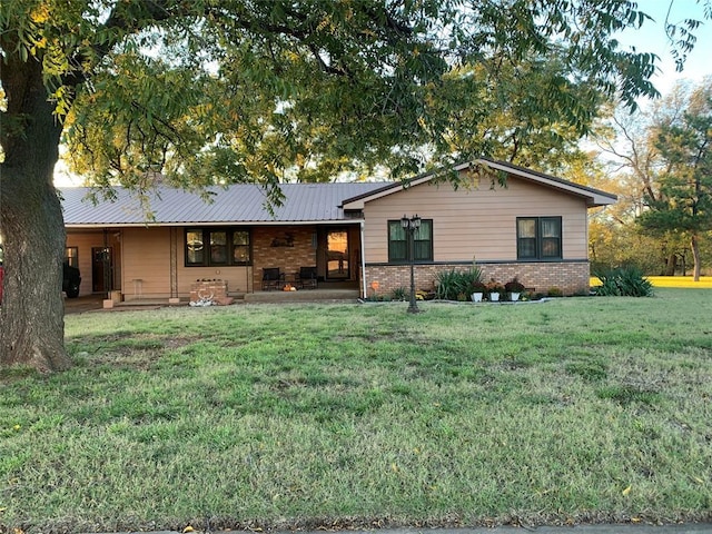 ranch-style home featuring a front yard