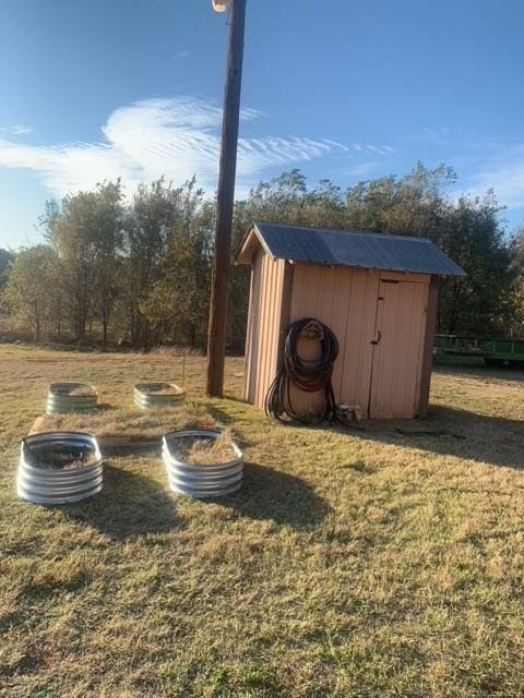 view of yard with a storage shed