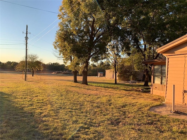 view of yard at dusk