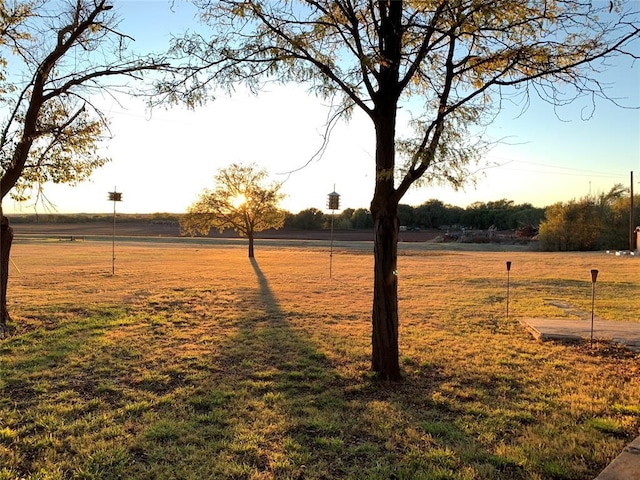 view of yard featuring a rural view