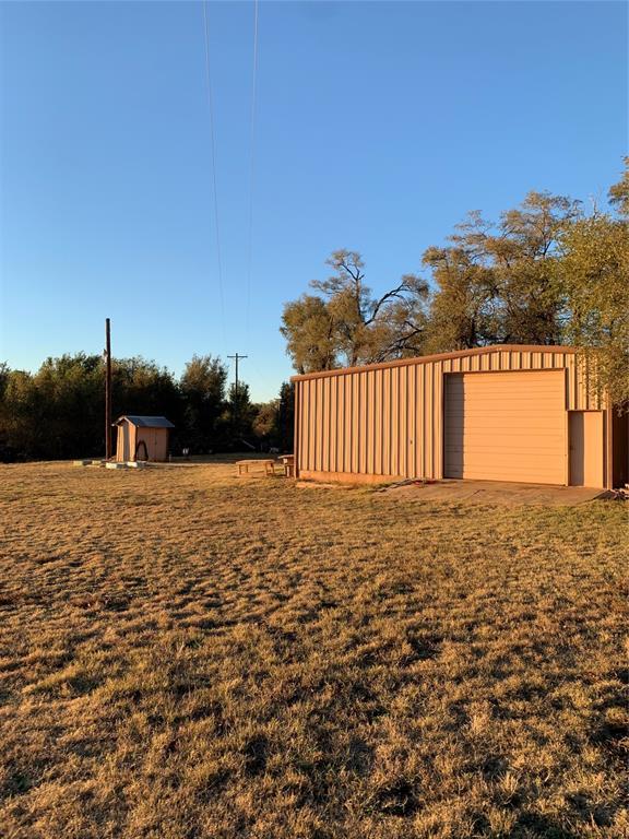 view of yard featuring a storage unit