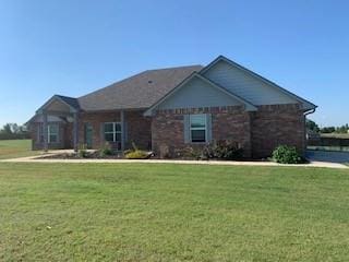 view of front facade with a front lawn