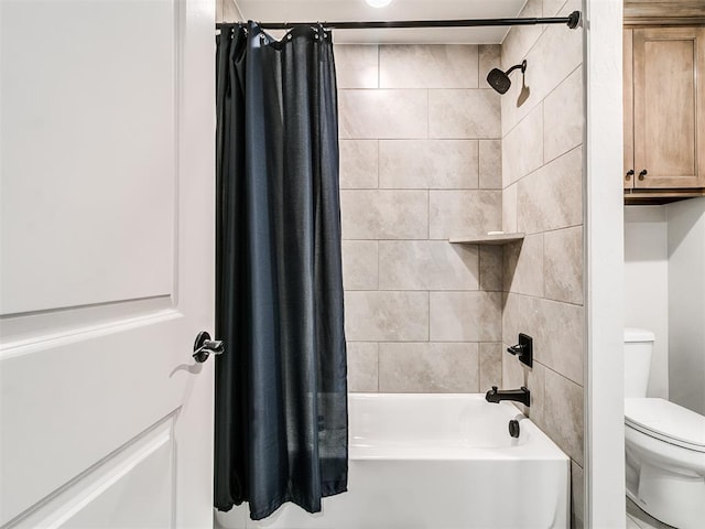 bathroom featuring toilet and shower / tub combo