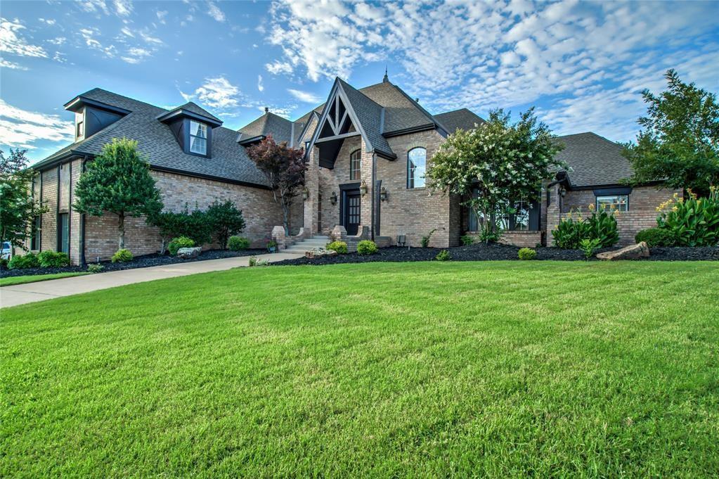 view of front of house with a front yard