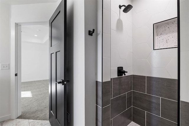 bathroom featuring a tile shower