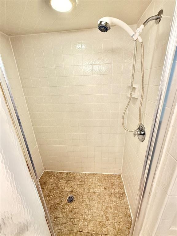 bathroom featuring a tile shower