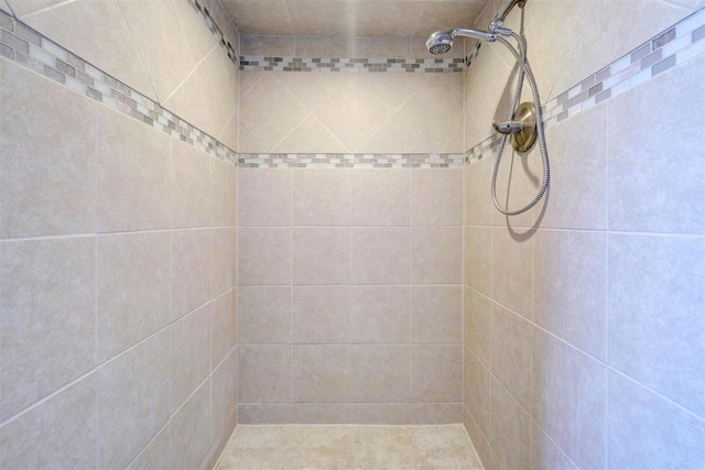 bathroom featuring tiled shower