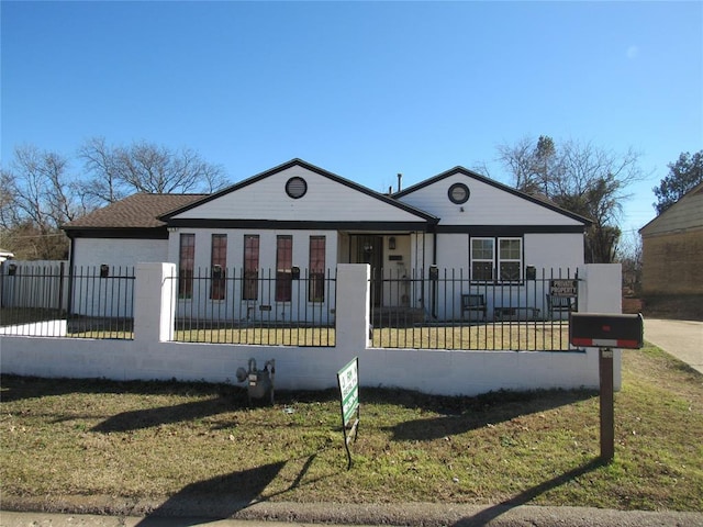 view of front facade with a front lawn