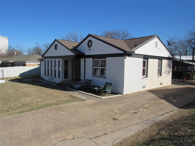 view of front of property featuring a front yard