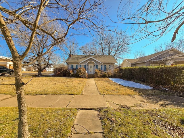 view of front facade featuring a front lawn