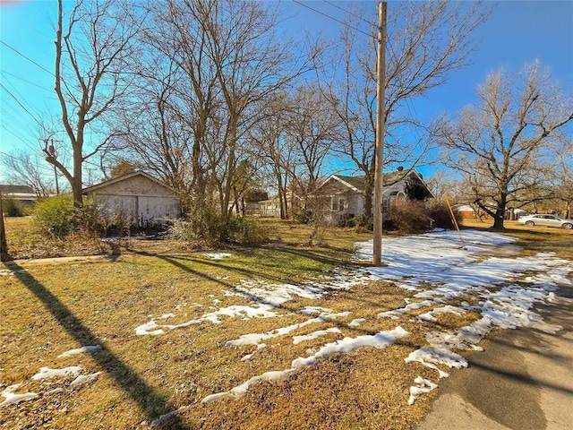 view of yard layered in snow