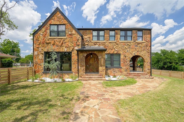 view of front of house featuring a front lawn