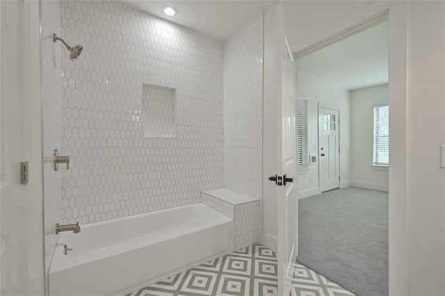 bathroom featuring tiled shower / bath combo