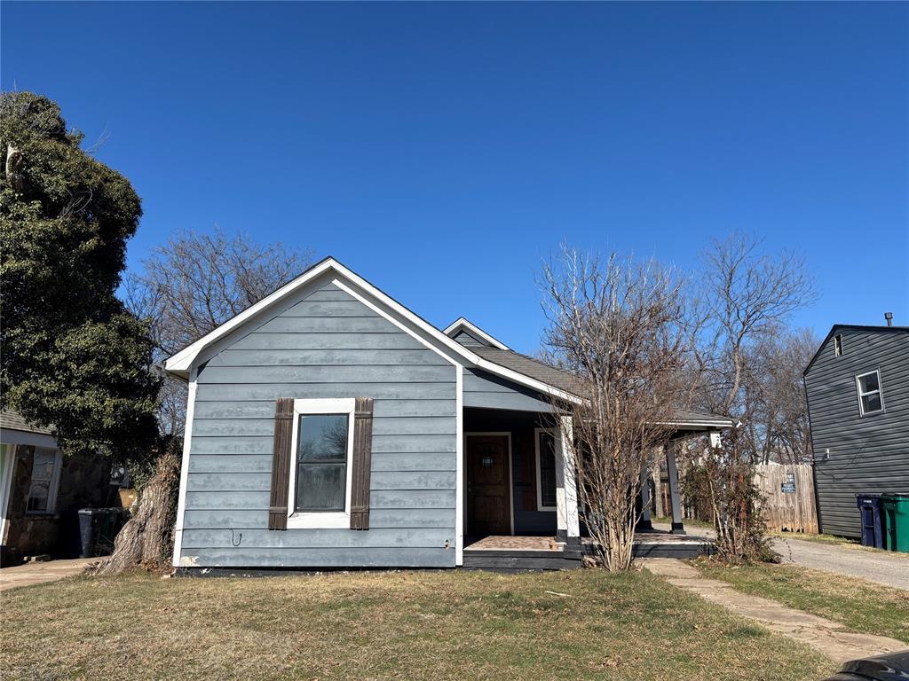 view of front facade with a front lawn