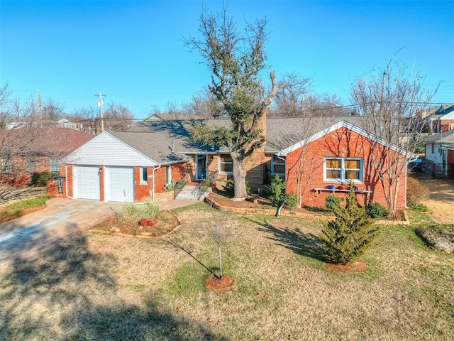 view of front of home featuring a front lawn and a garage