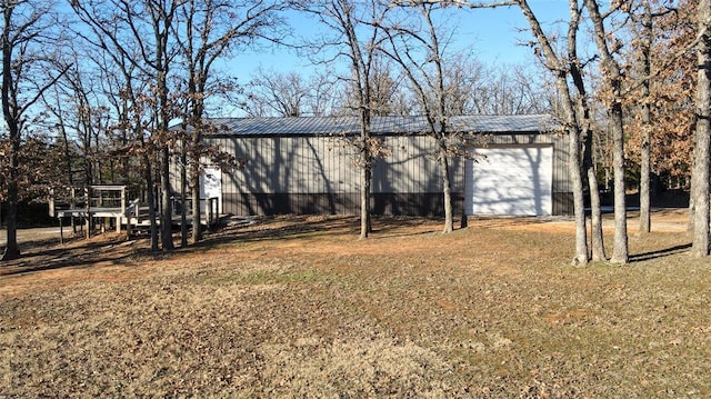 view of yard with a garage and an outdoor structure