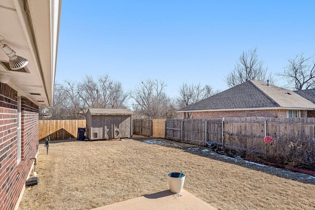 view of yard with a shed