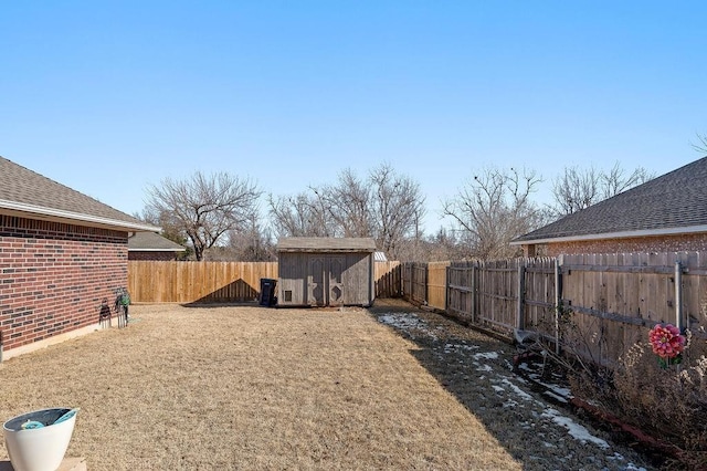 view of yard featuring a shed