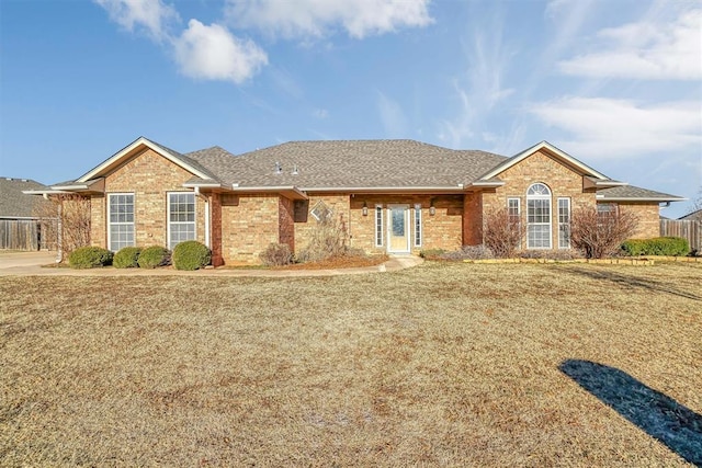 single story home featuring a front lawn