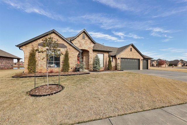 view of front of property featuring a front yard and a garage