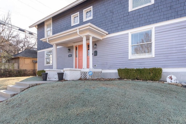 view of front of house with a front lawn