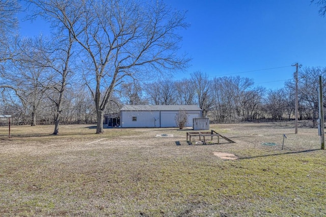 view of yard with an outdoor structure