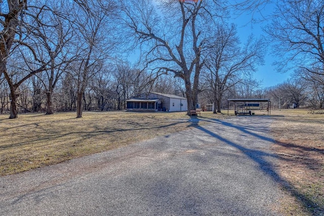 view of front of house featuring a carport and a front yard