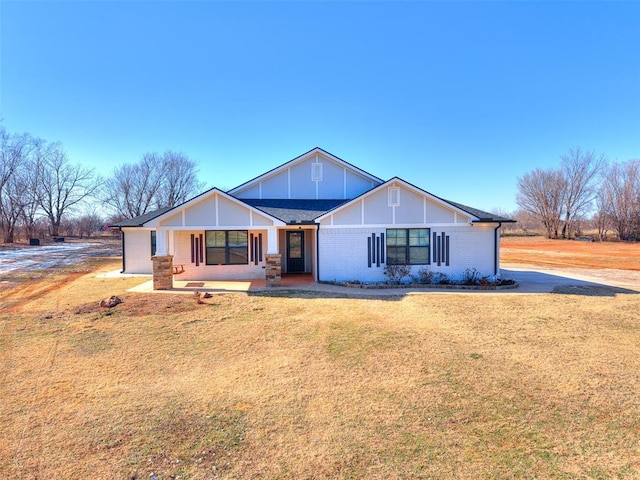 view of front of property featuring a front lawn and a porch