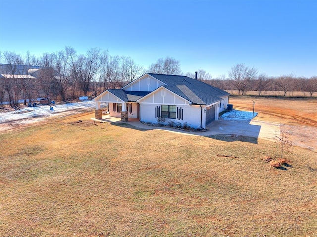 view of front of property featuring a front lawn and covered porch