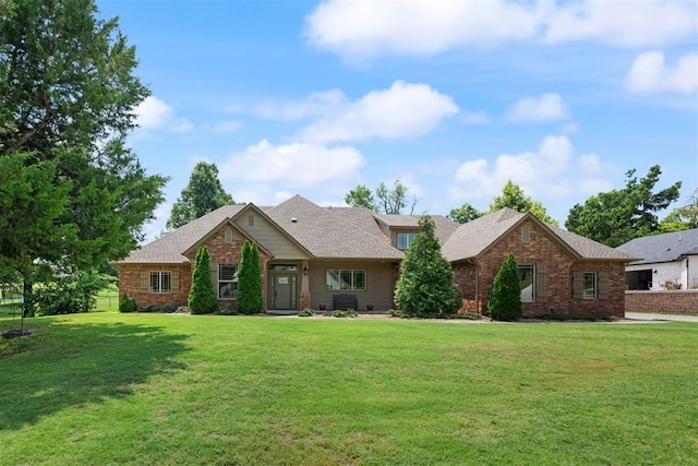 view of front of house featuring a front lawn