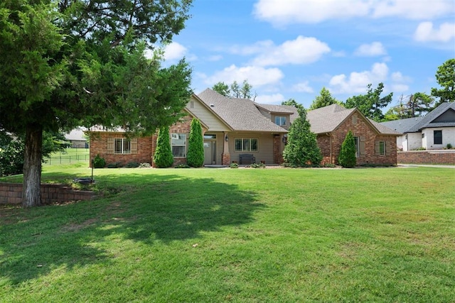 view of front of property featuring a front lawn