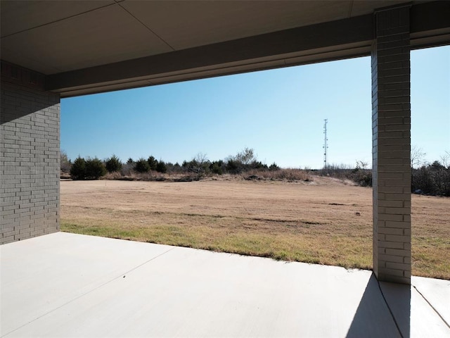 view of yard featuring a patio area