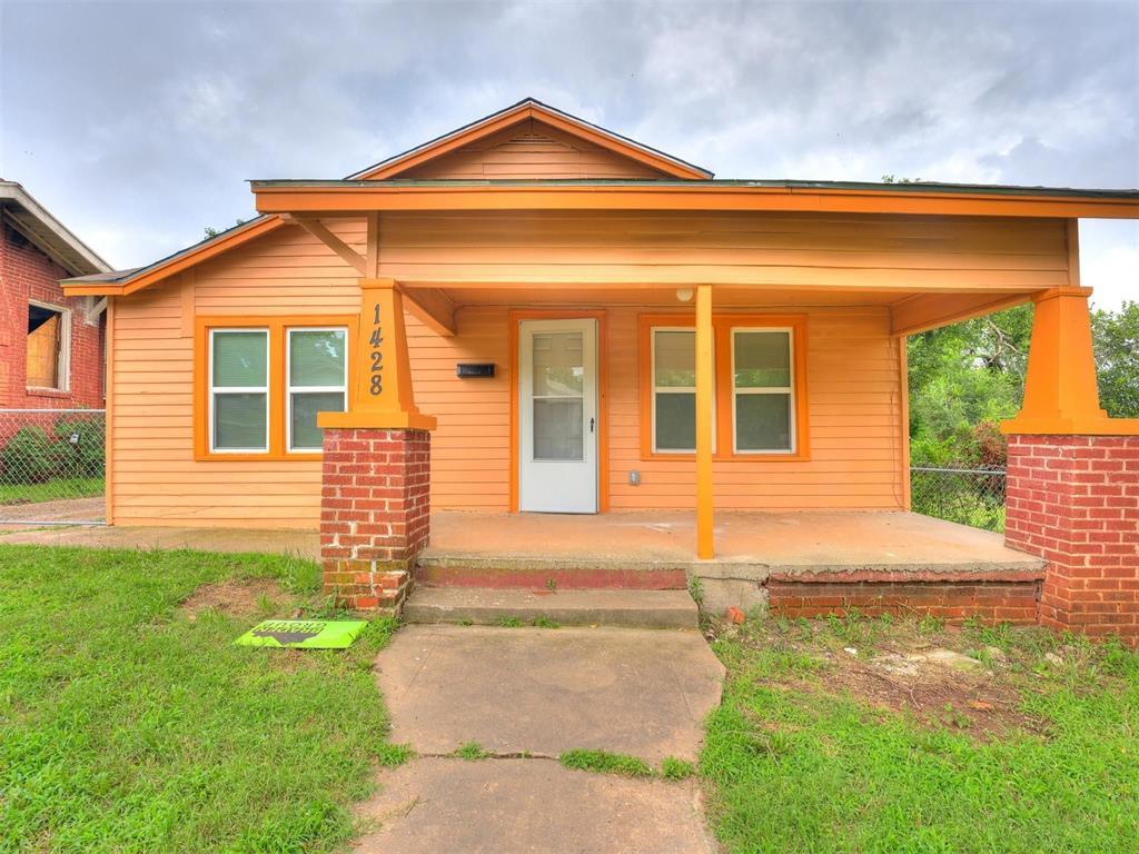 bungalow featuring a porch and a front yard