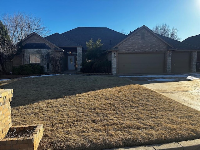 view of front of home featuring a front yard and a garage