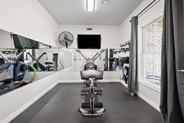 exercise area featuring visible vents and baseboards