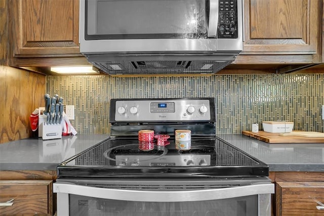 kitchen with backsplash and appliances with stainless steel finishes